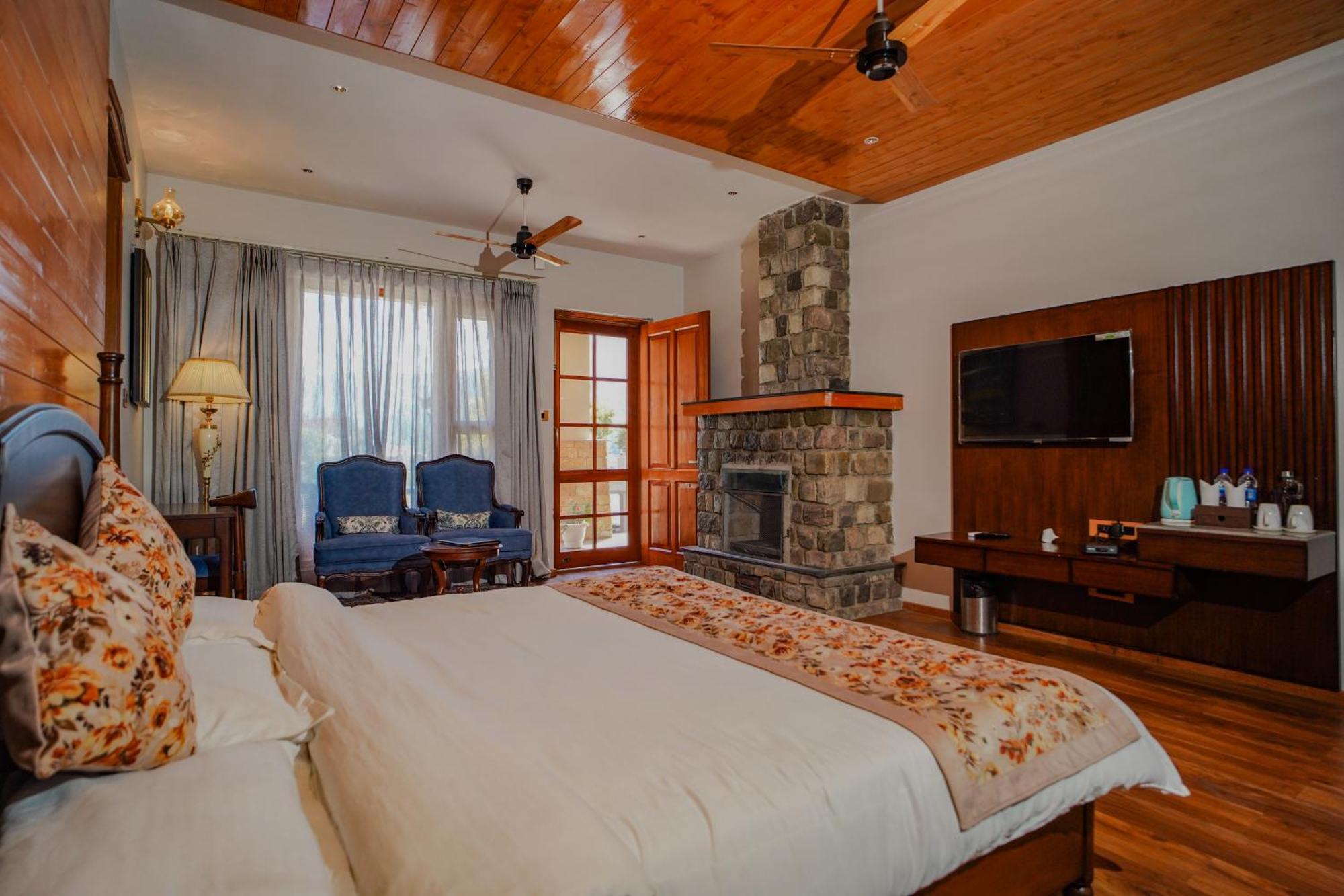 Neelesh Inn- A Luxury Lake View Hotel- 20 Kms From Nainital Bhīm Tāl Exterior foto